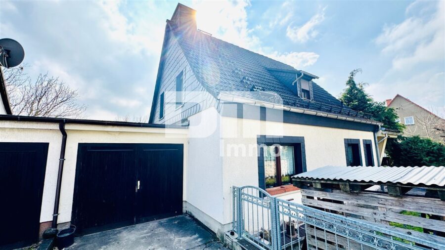 Gepflegtes Raumwunder in idyllischer Lage - Modernisiertes Einfamilienhaus Garagen / Garten - Frontansicht / Garage 1